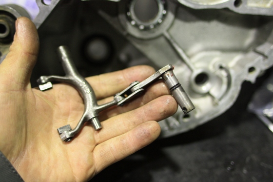 vespa50sの配線を引き直している作業中の様子