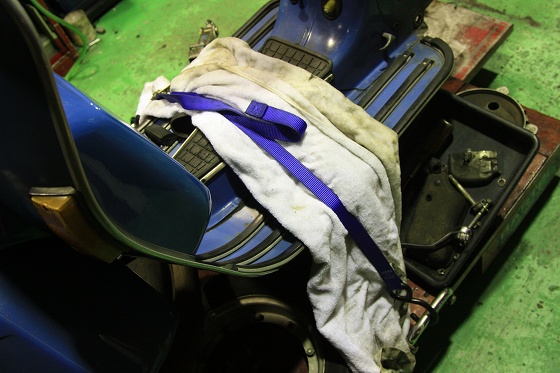 リフトに固定されたエンジンを降ろしたP125X車体
