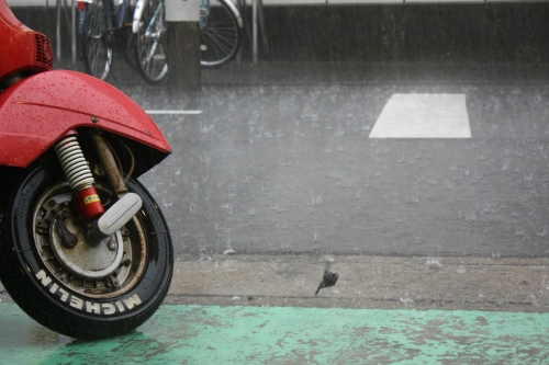 突然の大雨で周囲が霞んで見える様子