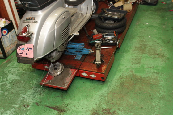 作業を中断する際にリフトを下ろしたベスパ