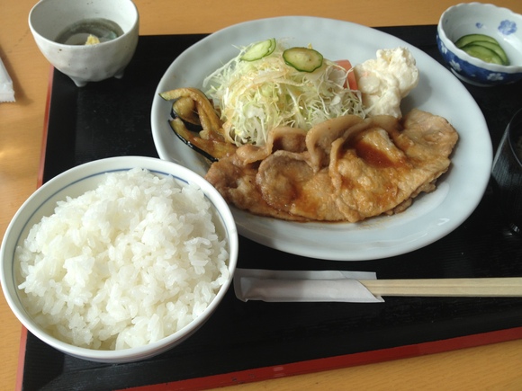 窓から久慈川を眺めながらの昼食