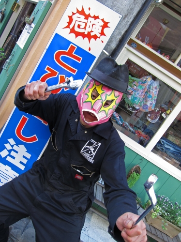 マスク姿でポーズをとる店主の自撮り