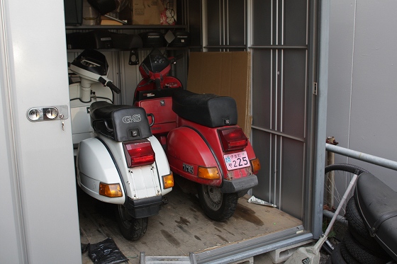 物置にしまわれる店主の愛車ベスパ