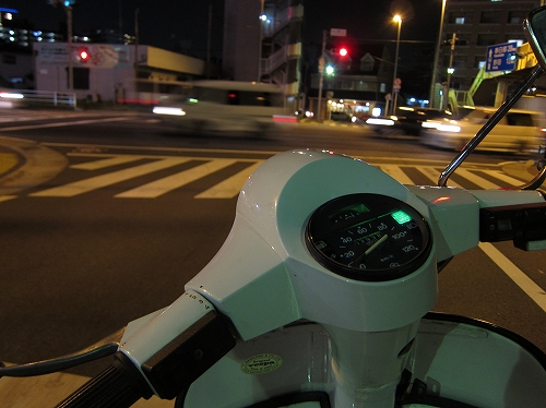 夜の街中を走るPX200Eの試運転シーン