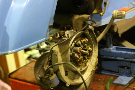 作業台に置かれたP200Eのエンジン本体