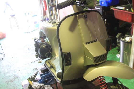 雨の中、組み上がり途中のPX200E