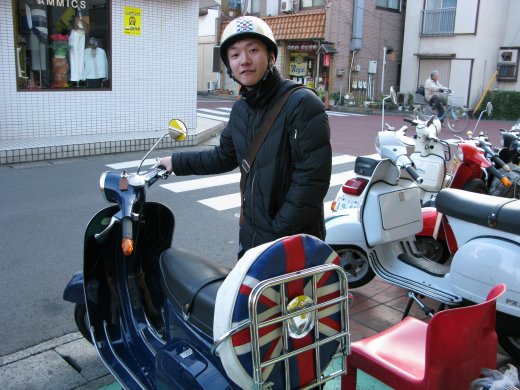 スペアタイヤカバー付きのベスパと大学生のお客様