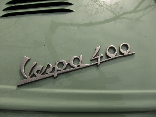 vespa400のフロントビュー。丸みを帯びたかわいらしいデザイン。