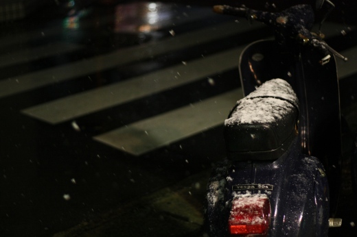 横断歩道前で雪を被ったベスパ50S