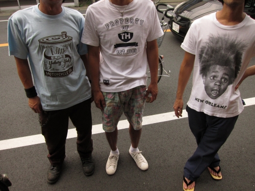 複数のTシャツが並んだ中、「どれでしょう?」と問いかけるシーン。