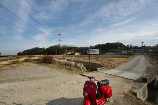 室内に停められた白いベスパ、整備スペース内の風景