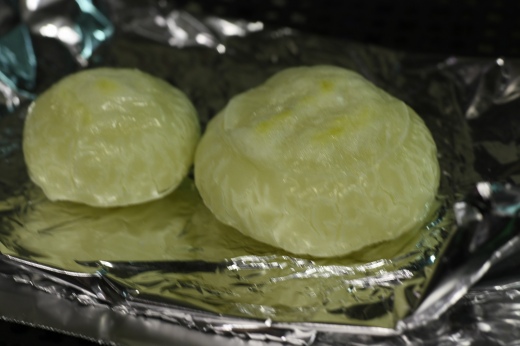 アルミホイルの上で焼かれた鏡餅の様子