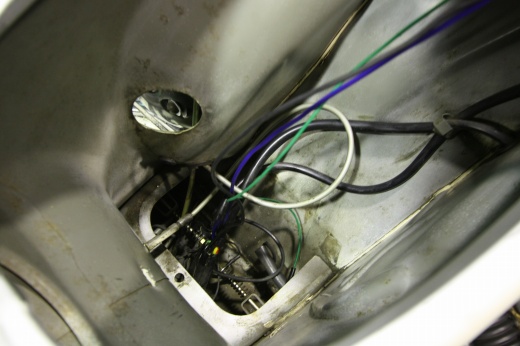 ヒーターの前で配線カバーを温めて交換作業を行う様子。