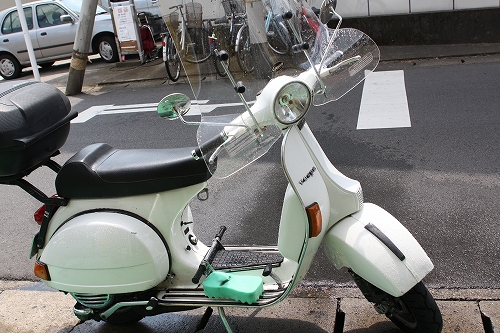 P200Eを洗車している様子