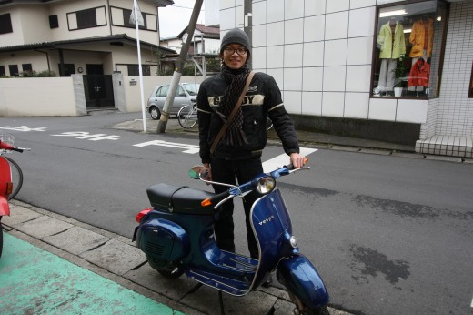納車されたVESPA100と記念撮影するお客様