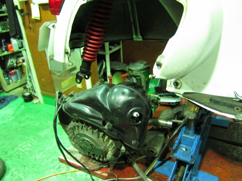 エンジンを降ろした状態のベスパ。作業途中のフレーム。