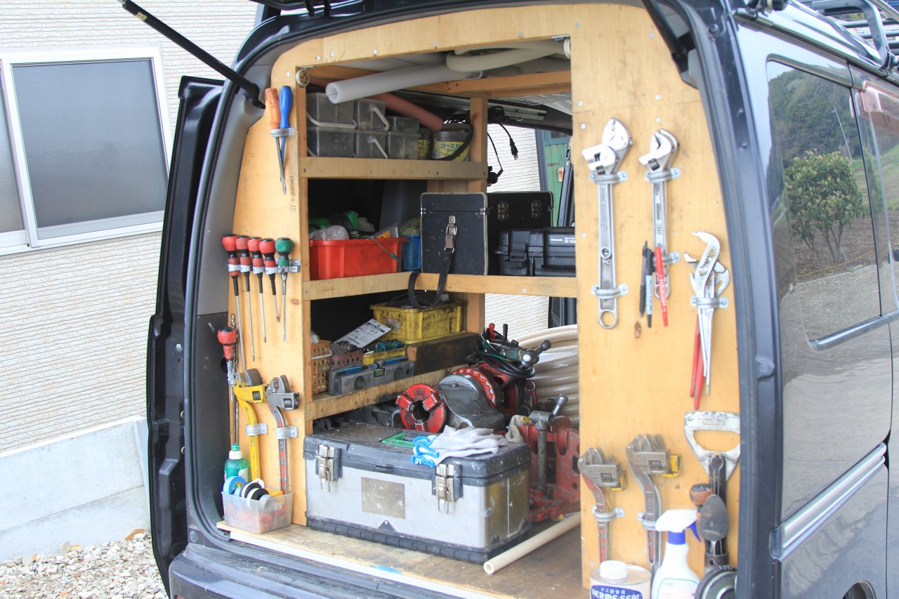 自作棚で工具がきれいに整理された車内