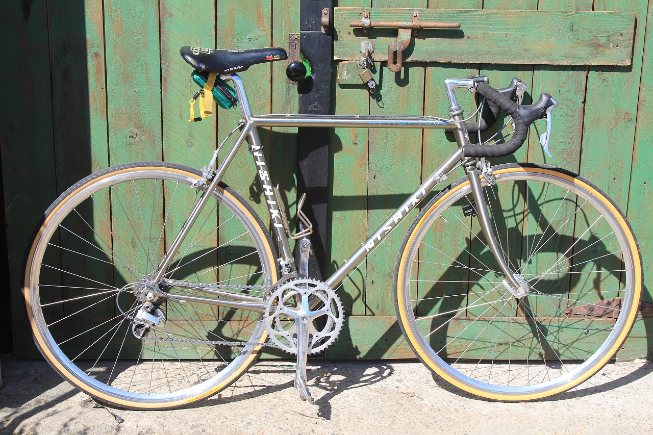 手賀沼へ向かって駆け抜ける自転車