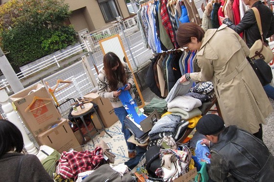 アンティーク雑貨を並べた出店風景