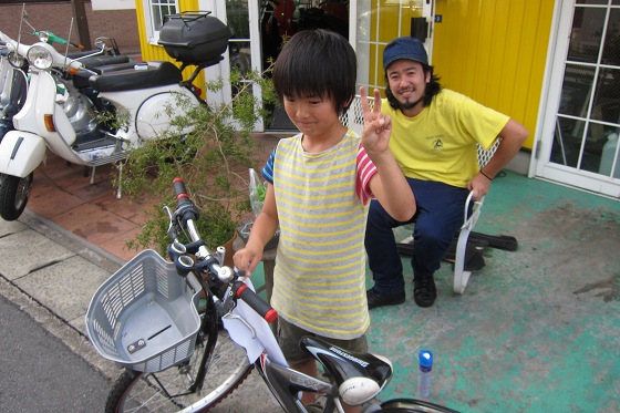 SerenoのT君親子が軒先で自転車を磨いている様子。