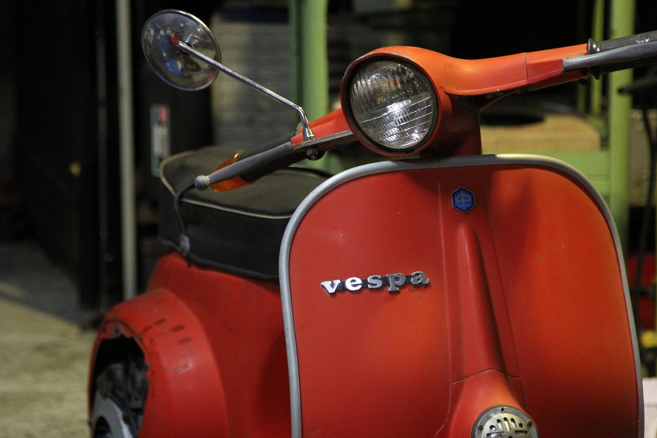 整備を終えたvespa50Rの車体