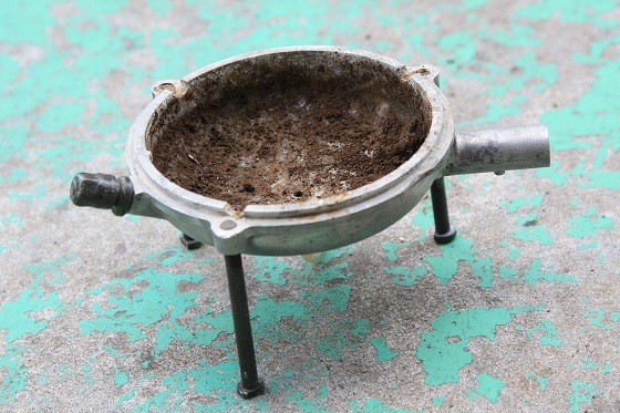 枯れた苔が残るクラッチカバーを使った植木鉢の現状