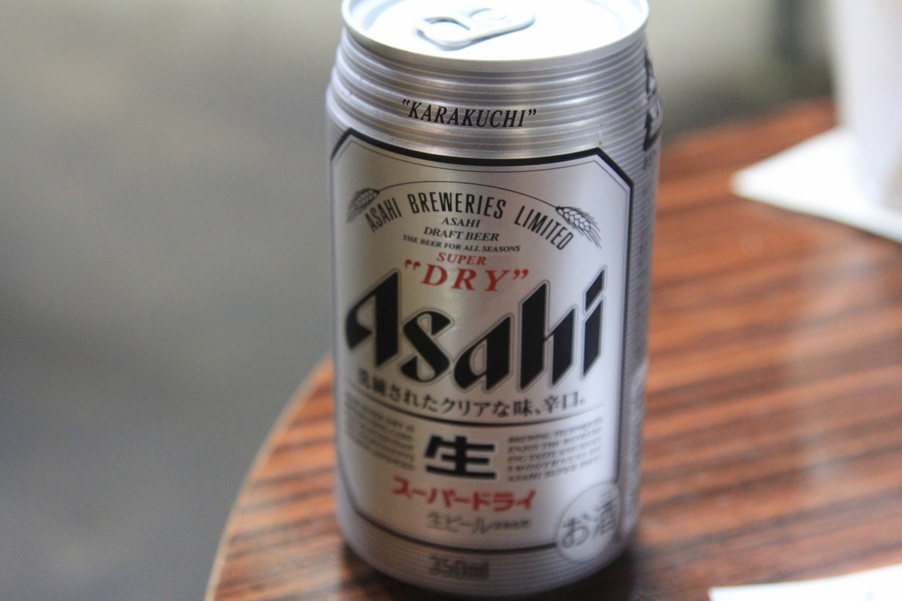 差し入れで頂いたビールの瓶とグラス