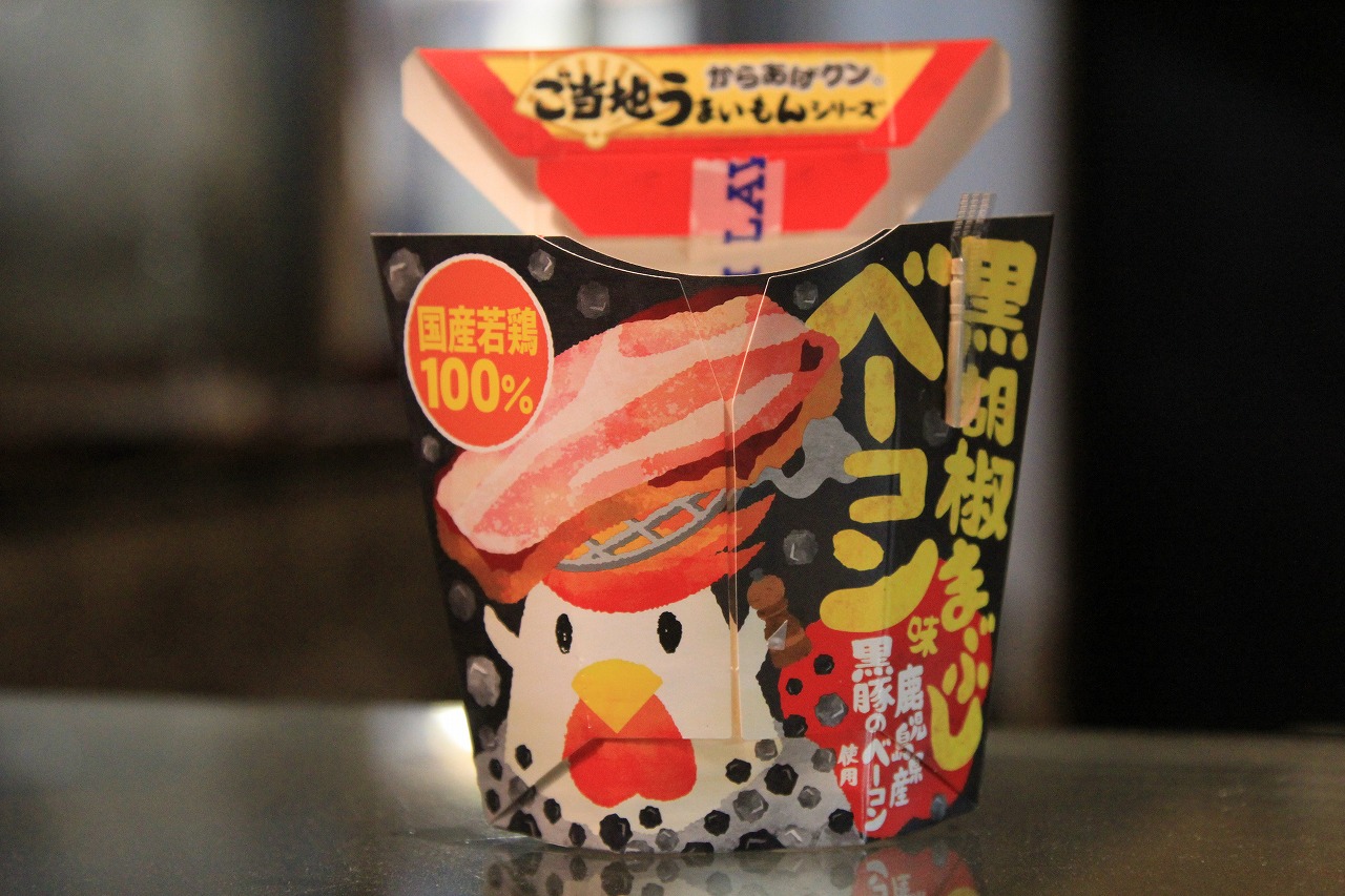 ローソンの駐車場で撮影されたからあげクン新作とベスパ
