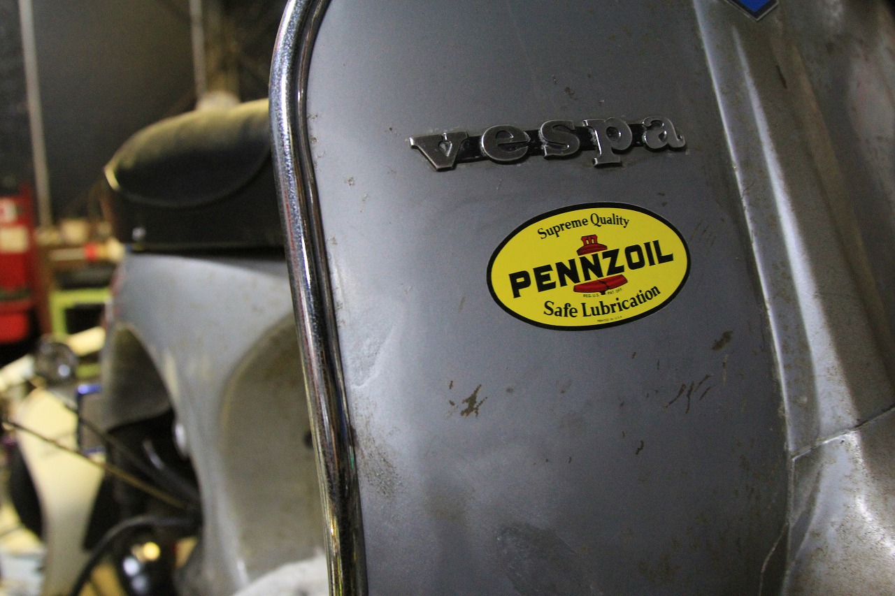 エンジンを降ろした作業中のVespa RALLY