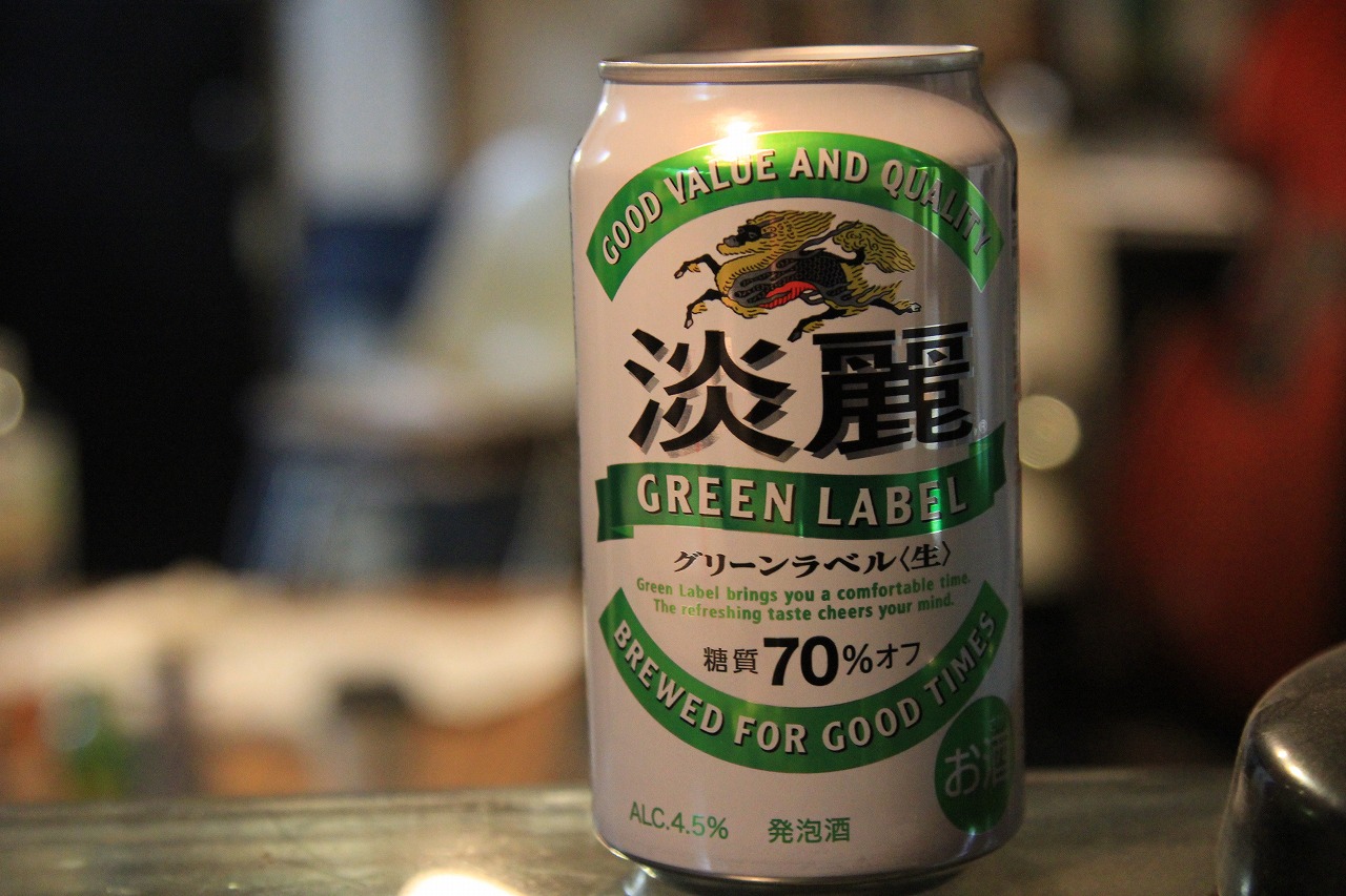 晩酌用の淡麗グリーンラベルの缶と背景に写る道具類