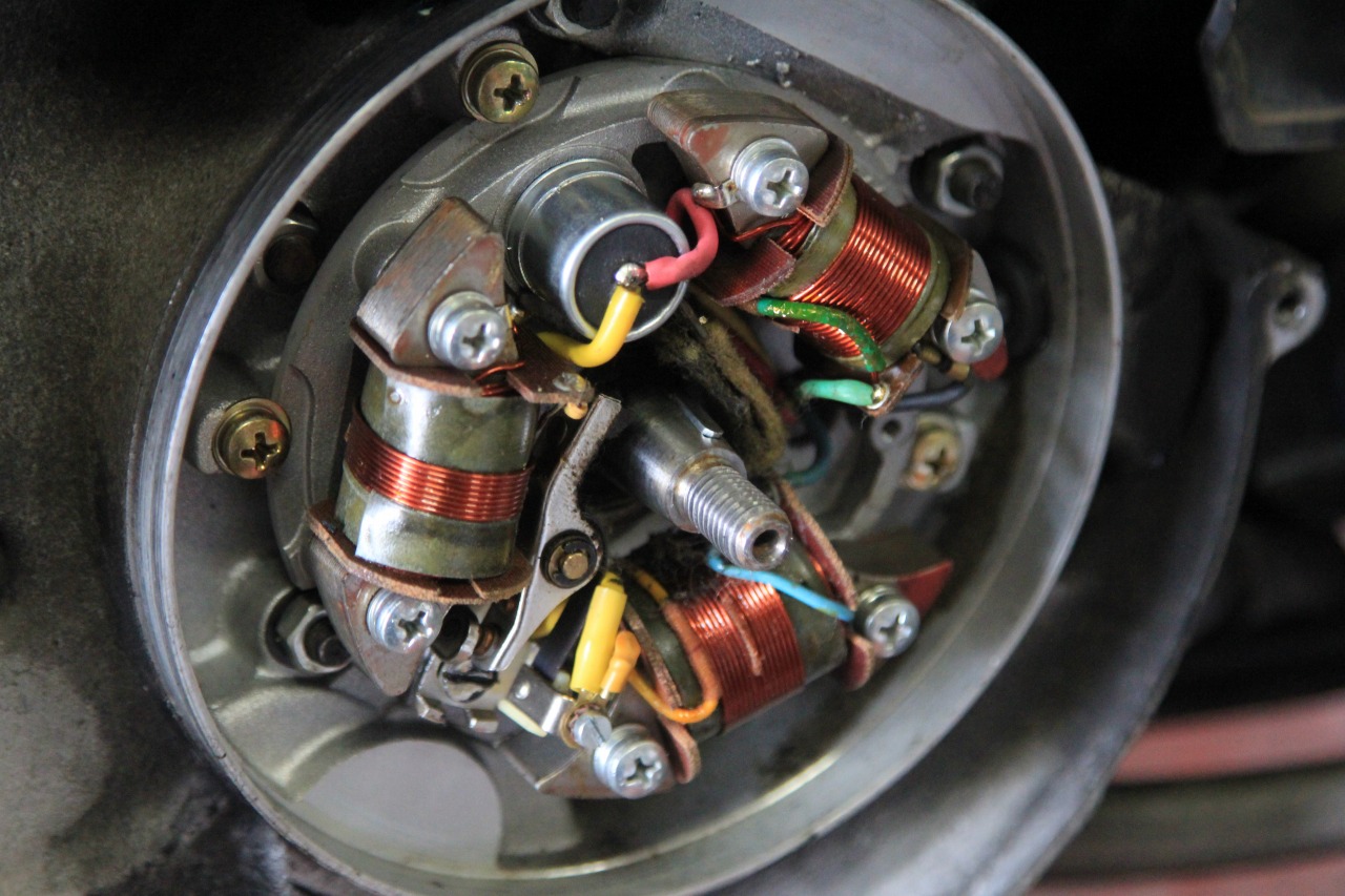 エンジン周辺配線の点検作業中