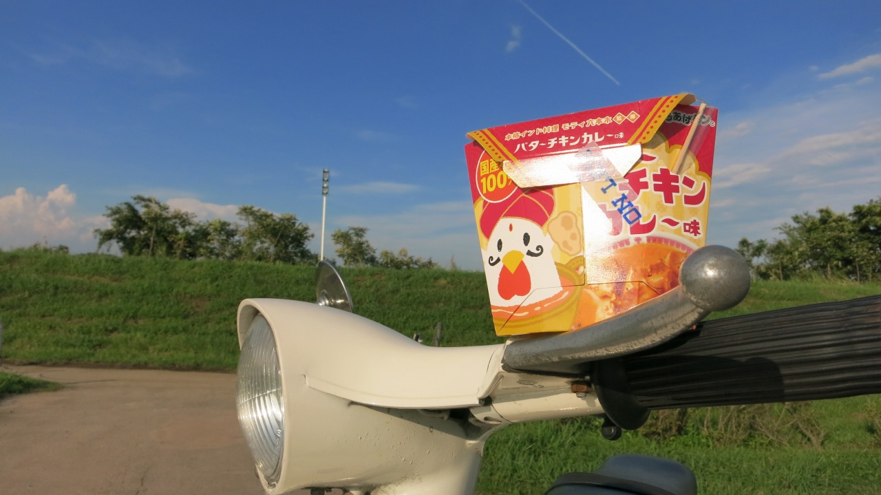 話題のからあげクン・バターチキンカレー味を試食中