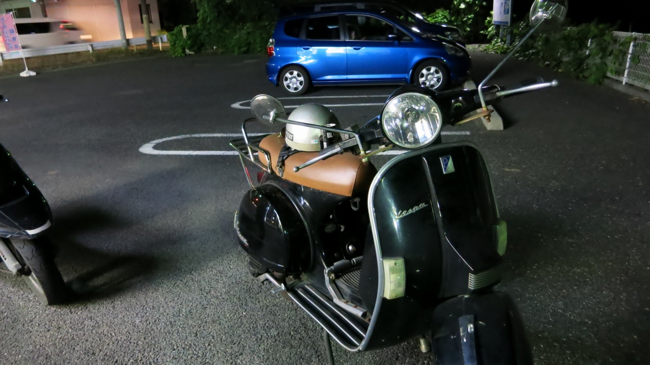 夜間の試運転で点灯確認中のベスパ