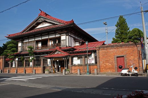 雑木林の中で正面を向く白いベスパ