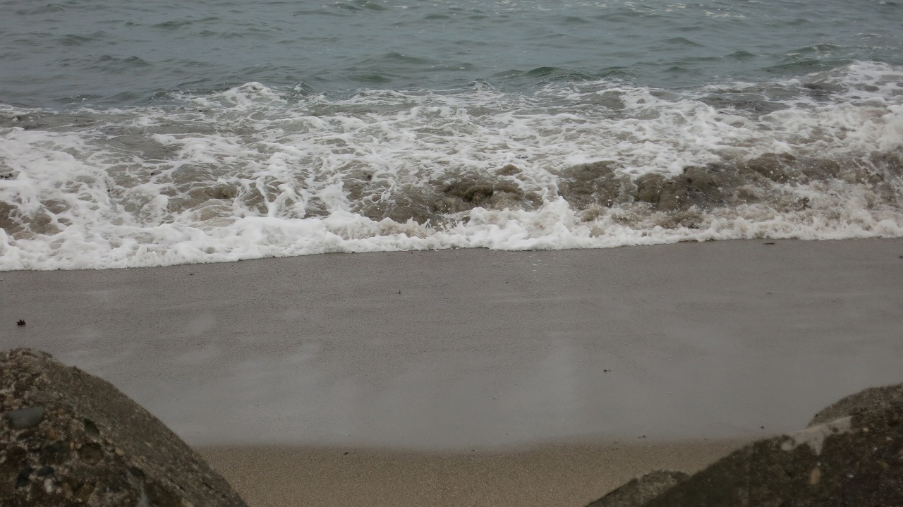 波が打ち寄せる海と晴れた空の眺め
