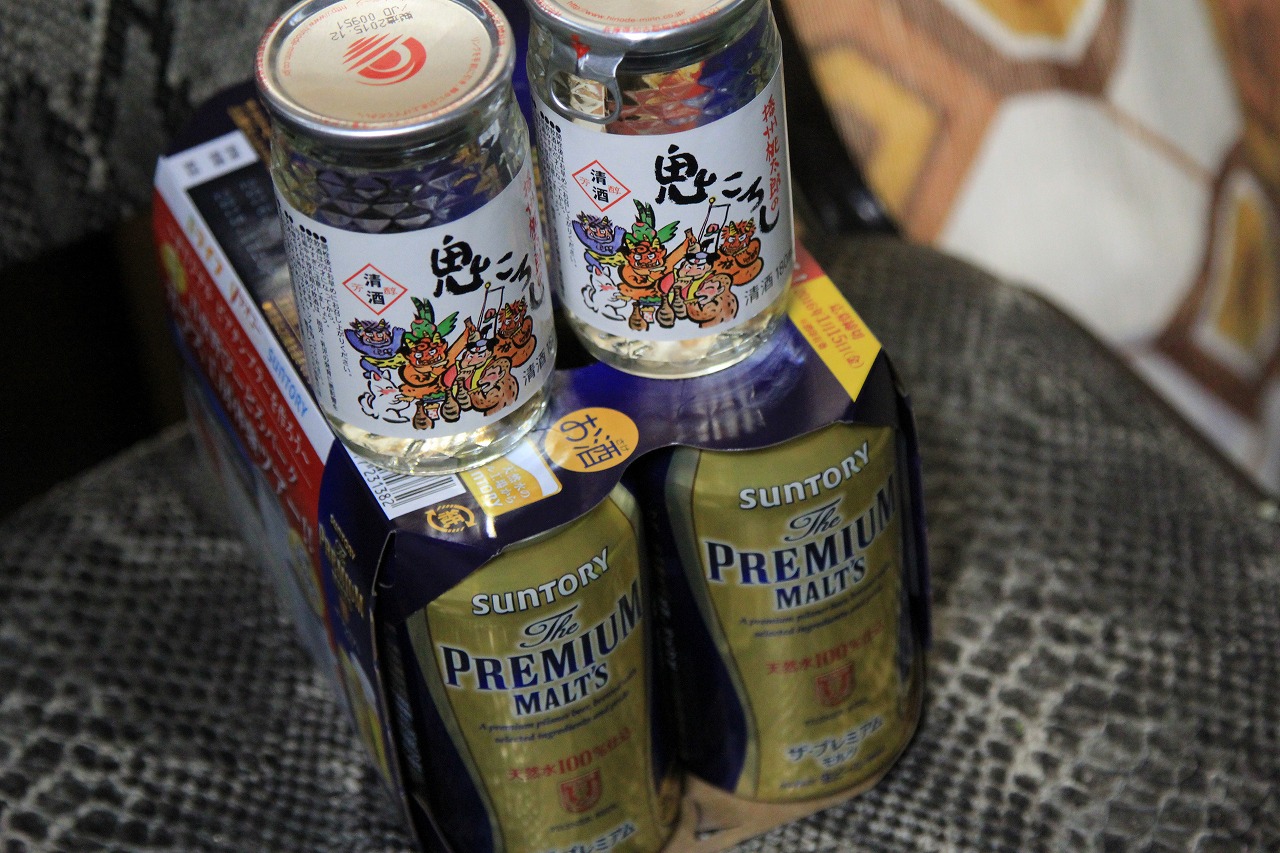 ストーブで沸かした白湯をカップで飲んでいるシーン