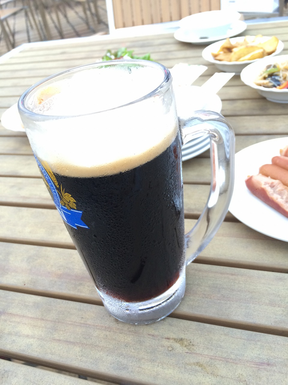 夏のビアガーデンでジョッキを掲げて乾杯している様子
