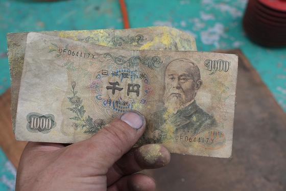 レジの中から出てきた懐かしい旧千円札2枚