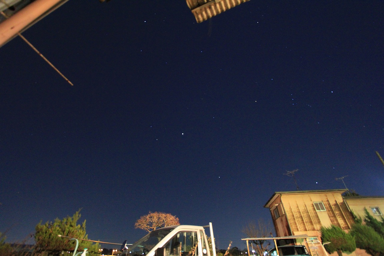 夜空に浮かぶ星とふたご座流星群の観察