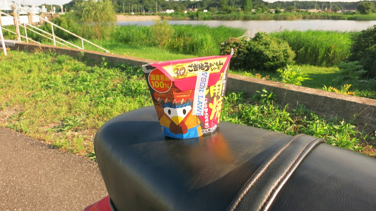 蒲焼味のからあげクンを手にした休憩中の食事風景