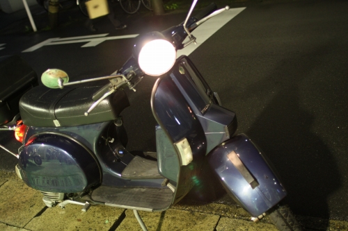 納車された3台のベスパと引き取りに来たお客様たち