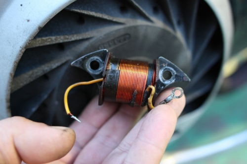 点火系の不良が見つかったVESPA GTRのエンジン周辺