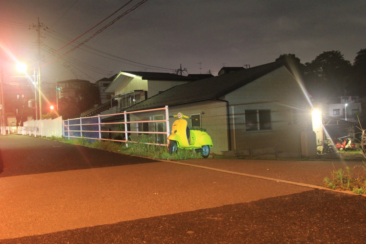 看板が設置されていないことに気づいた店舗外観