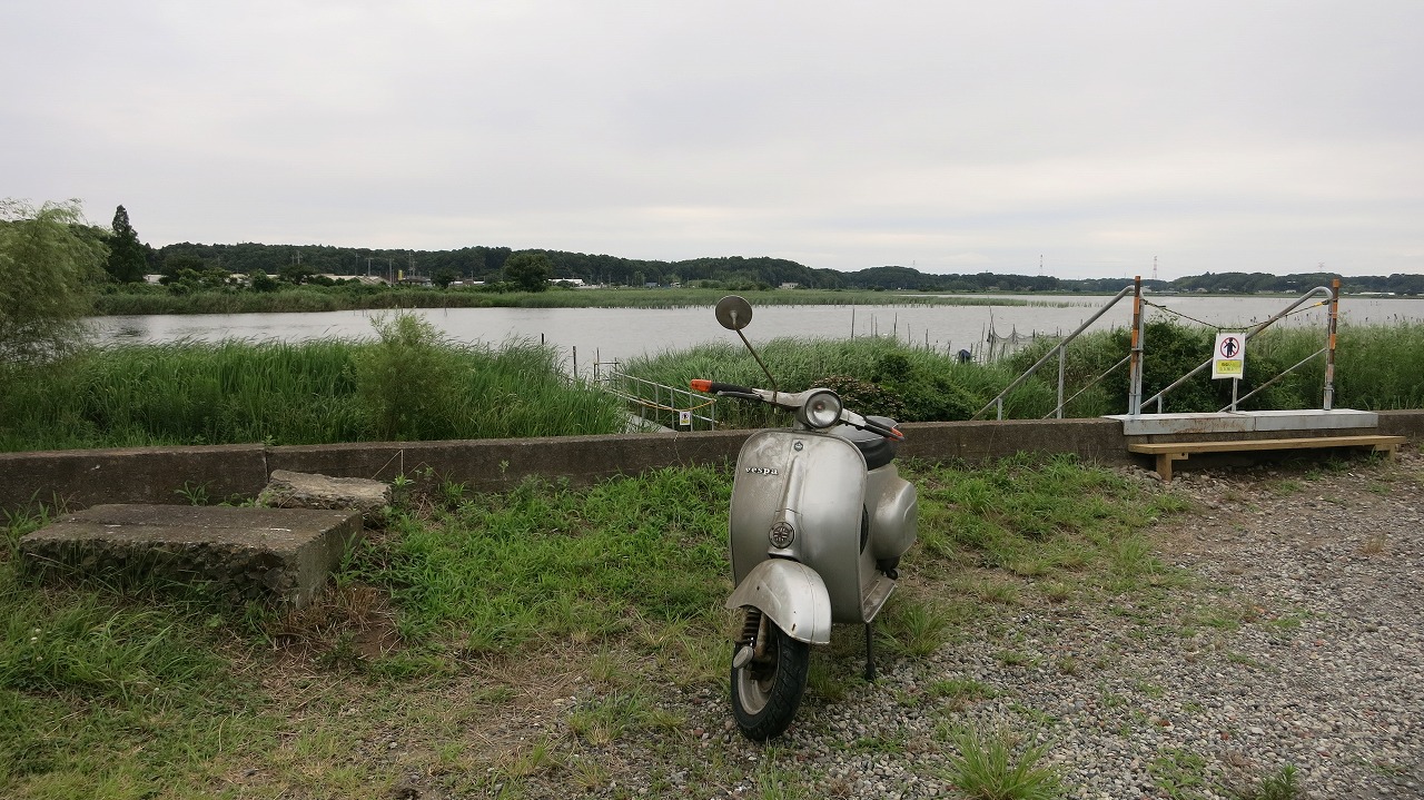 試運転コースを走っているvespa100