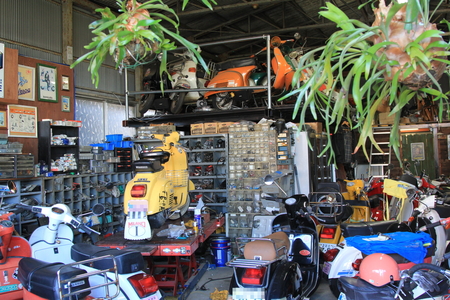 店舗前に並ぶ複数台のベスパ
