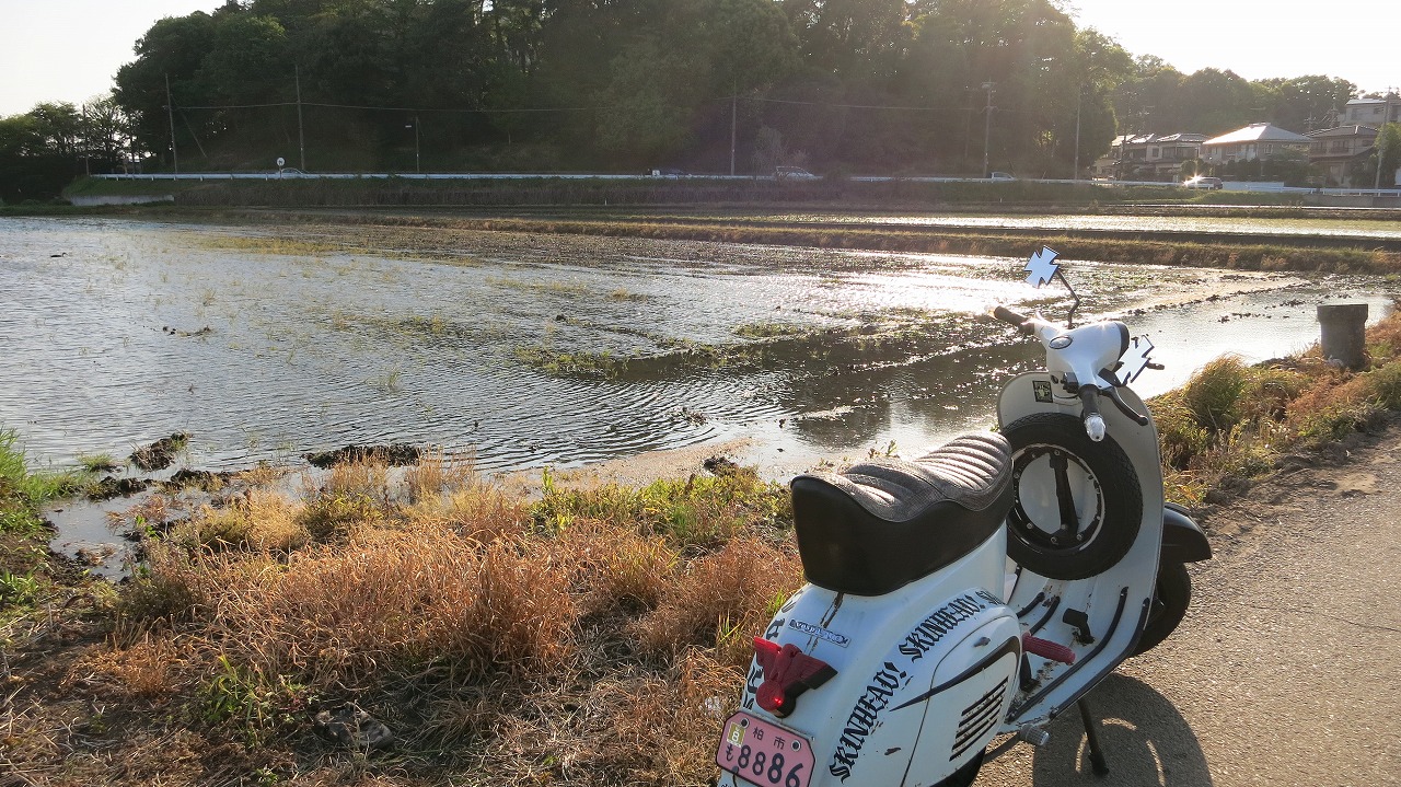 夕暮れ時の開けた道路と空の景色