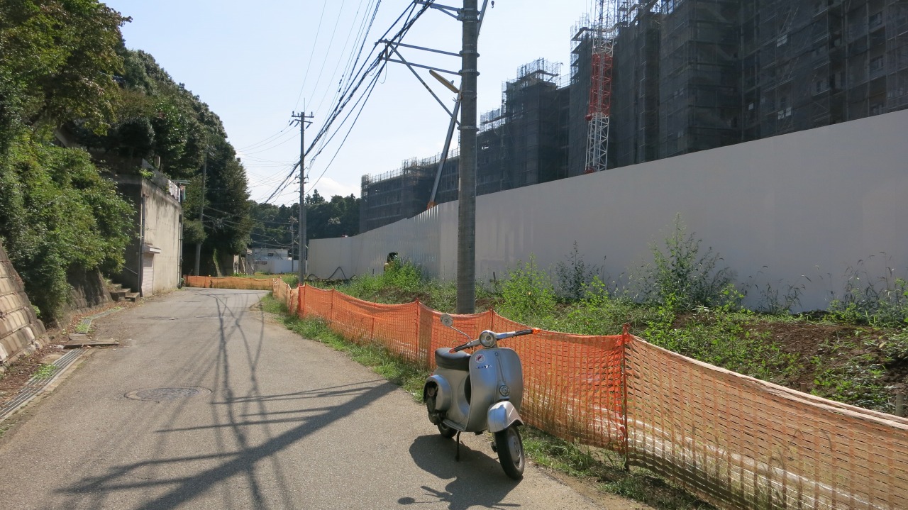 修理後に試運転中のvespa50s