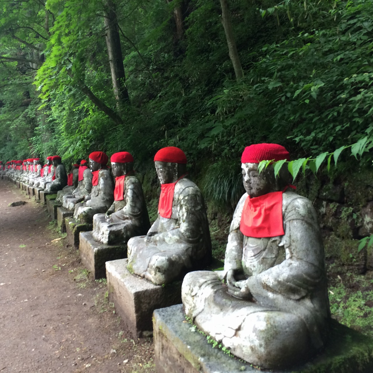 並んだお地蔵さんが印象的な並び地蔵