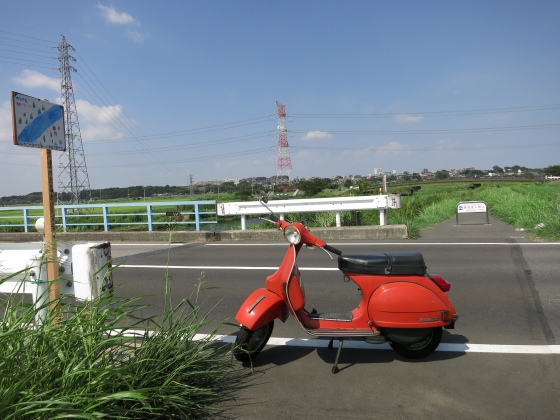 静かな手賀沼沿いの道、ベスパ試運転中の一コマ