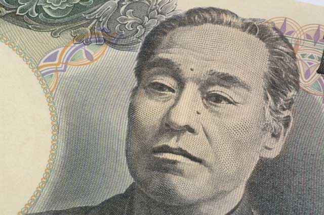 床に並んだ大量の諭吉（紙幣）の写真